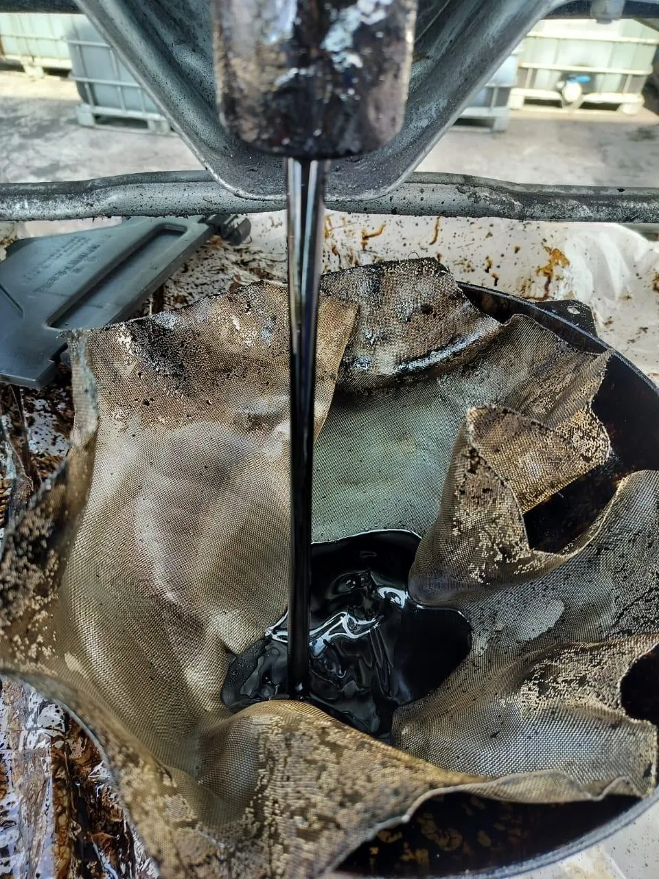 Dark biomass pyrolysis oil produced from agricultural residue